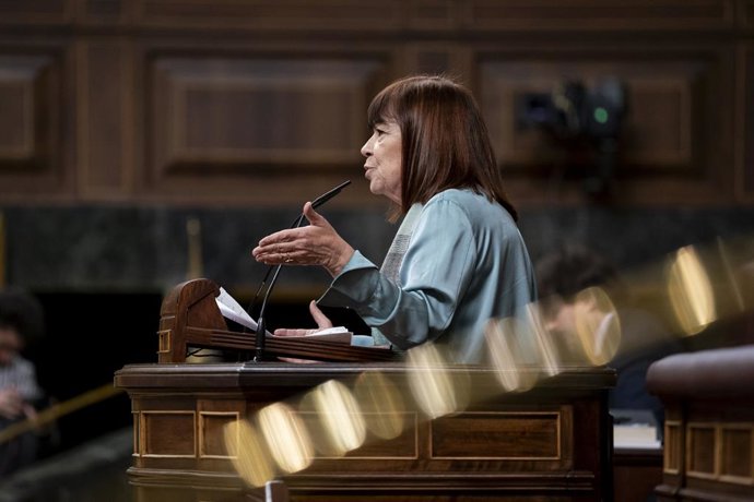 Archivo - Arquivo - A presidente do PSOE, Cristina Narbona, fala durante uma sessão plenária no Congresso dos Deputados, em 6 de maio de 2025, em Madri (Espanha). Após o apagão de 28 de abril, o PP está levando hoje uma proposta para a sessão plenária do 