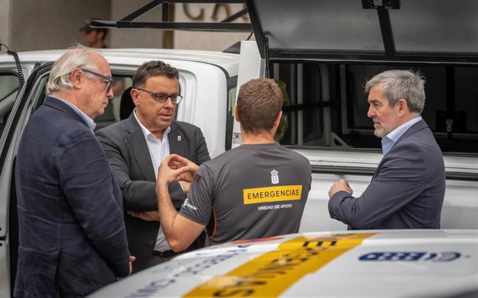 El presidente de Canarias, Fernando Clavijo, y el consejero responsable de Emergenicias, Manuel Miranda, escuchan al coordinador de la nueva Unidad de Apoyo a Emergencias