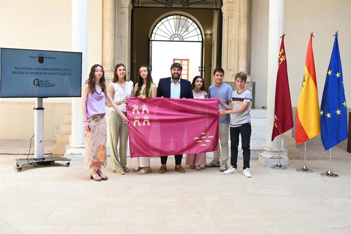 López Miras recibe a los estudiantes que participan en la Ruta Quetzal