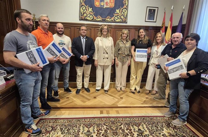 Entrega simbólica de los inventarios de bienes a los ayuntamientos.