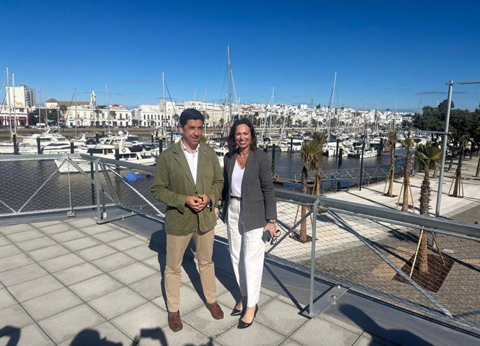 La consejera de Fomento, Articulación del Territorio y Vivienda, Rocío Díaz, y el alcalde de Ayamonte (Huelva), Alberto Fernández.