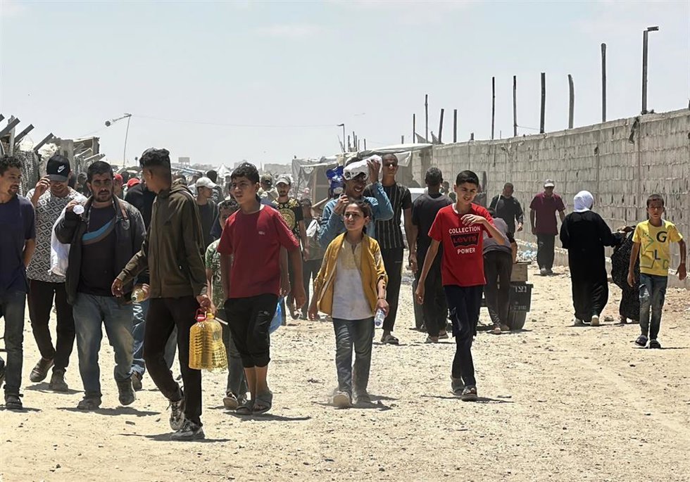 Palestinos cerca de un punto de entrega de ayuda de la Fundación Humanitaria para Gaza (GHF) en la Franja de Gaza (archivo)