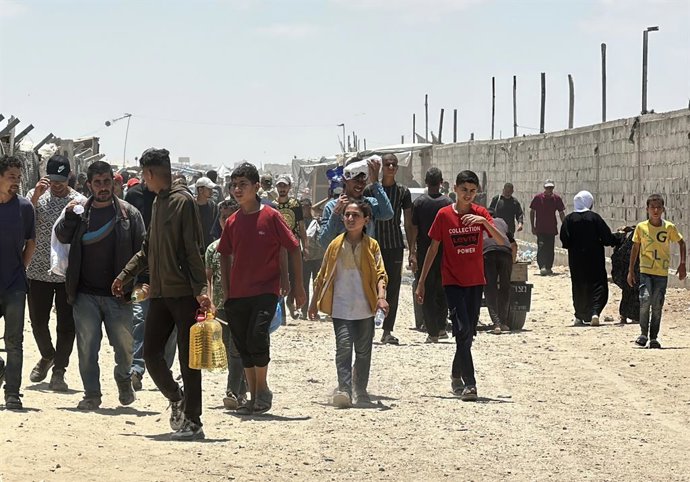 28 de maio de 2025, Rafah, Faixa de Gaza, Território Palestino: Palestinos em busca de ajuda se reúnem perto de um local de distribuição de ajuda administrado pela Gaza Humanitarian Foundation, apoiada pelos EUA, em Rafah, no sul da Faixa de Gaza, em 27 d