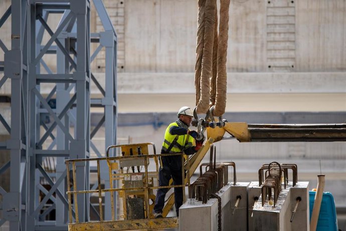 Archivo - Varios obreros trabajan en la nueva fase de la estructura central de la cubierta de la estación de La Sagrera, a 12 de marzo de 2024, en Barcelona, Cataluña (España).