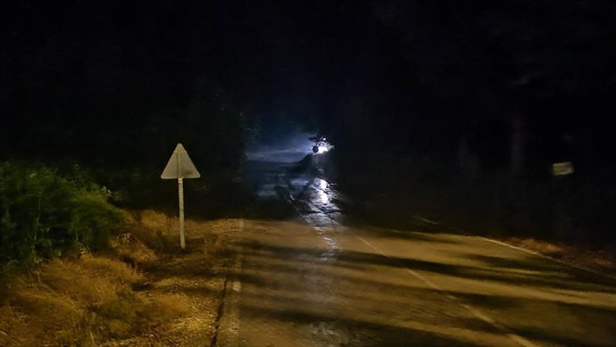 Las tormentas obligan al rescate de personas atrapadas por la crecida de los cauces fluviales de Arcos de la Sierra.