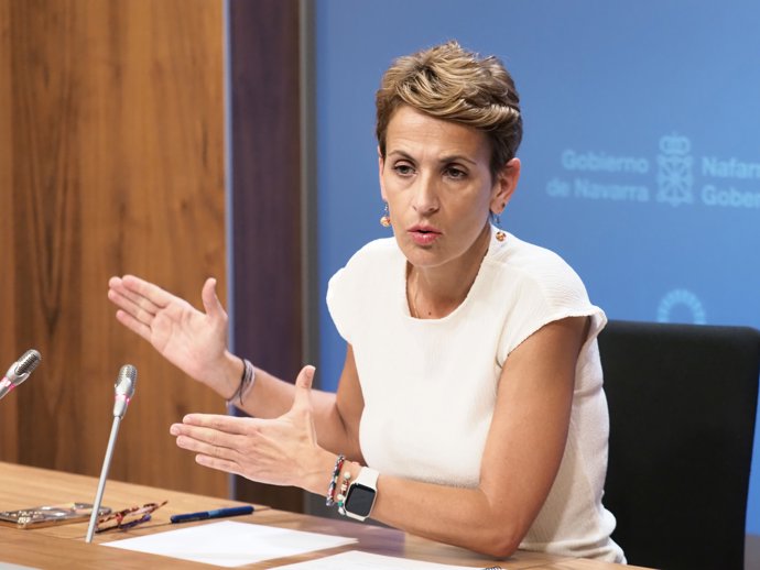 La presidenta del Gobierno de Navarra, María Chivite, durante su comparecencia ante los medios de comunicación, en la sala de prensa del Gobierno de Navarra, a 12 de junio de 2025, en Pamplona, Navarra (España).