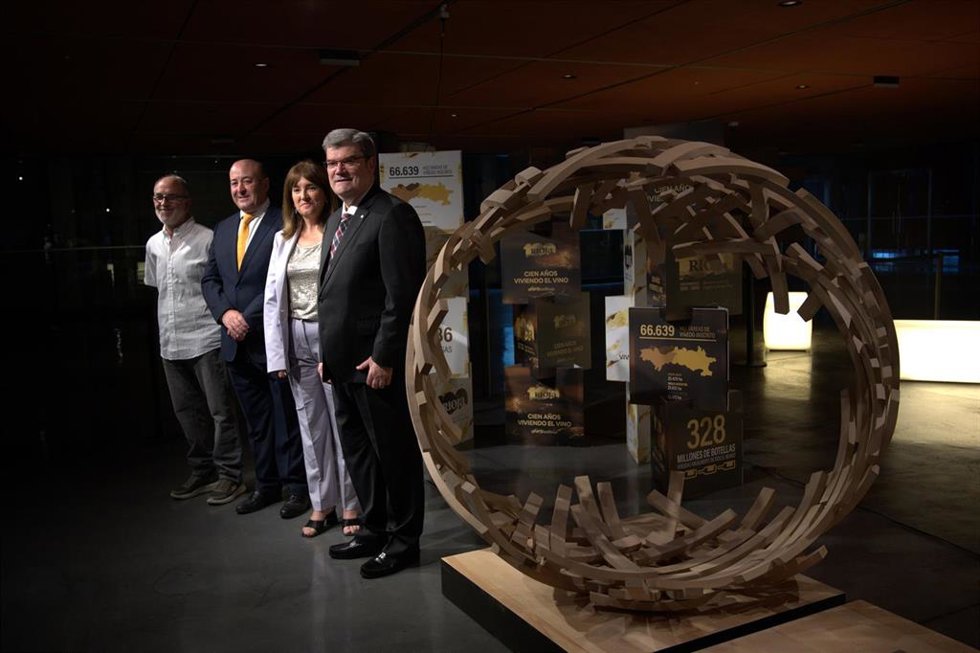 El escultor José Antonio Olarte con Fernando Ezquerro, Amaia Barredo y Juan Mari Aburto en la presentación de la escultura "Arco"