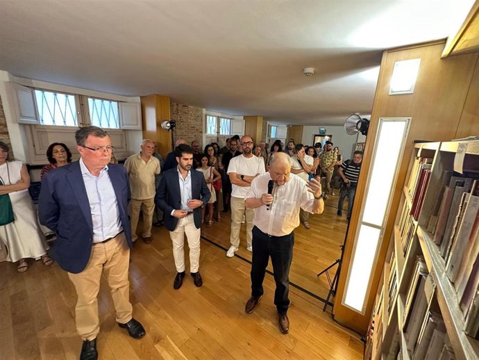 El alcalde de Murcia, José Ballesta, junto al concejal de Cultura e Identidad, Diego Avilés, y el dramaturgo César Oliva, visitan la primera biblioteca de España dedicada exclusivamente a las artes escénicas en el Teatro Romea