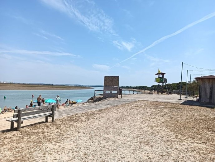Vista de la playa de Puerto Real en el inicio de la temporada alta del verano