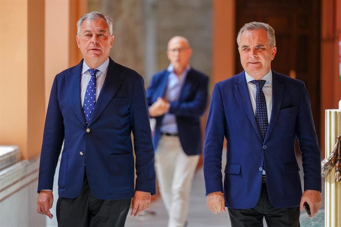 Archivo - El alcalde de Sevilla, José Luis Sanz (i) acompañado del primer teniente de alcalde y portavoz del Gobierno local, Juan Francisco Bueno (d), en foto de archivo.
