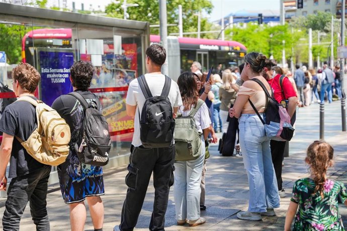 Archivo - Gente haciendo cola esperando el autobús durante el apagón eléctrico. A 29 de abril de 2025, en Sevilla (Andalucía, España). (Foto de archivo).