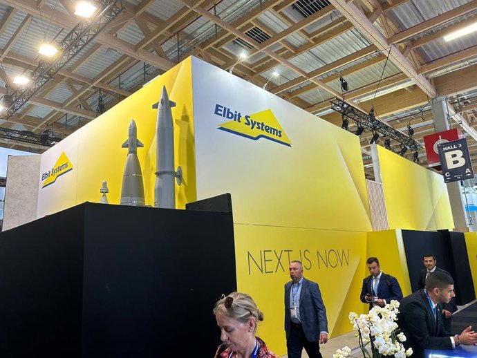 Imagem de arquivo do pavilhão israelense no Le Bourget International Air Show com vários painéis pretos.