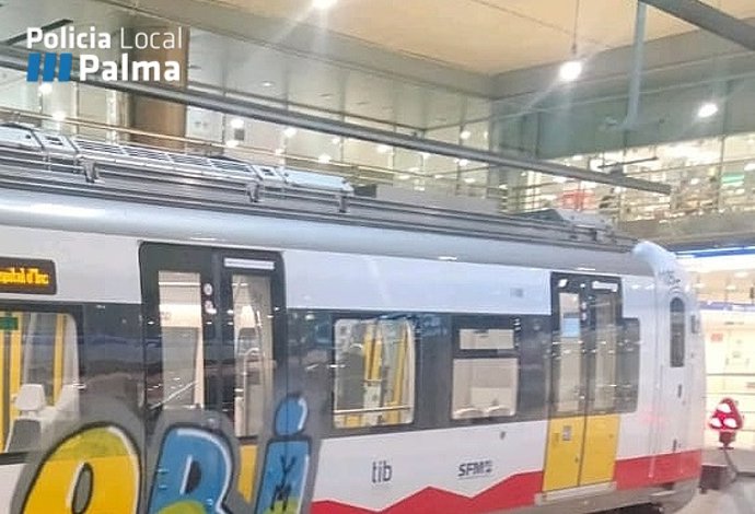 Identifican a dos personas por grafitis en un vagón de tren de Mallorca.