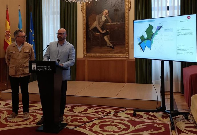 El concejal de Urbanismo del Ayuntamiento de Gijón, Jesús Martínez Salvador, interviene en rueda de prensa en el Consistorio gijonés, acompañado del edil de Infraestructuras Urbanas y Rurales, Gilberto Villoria.