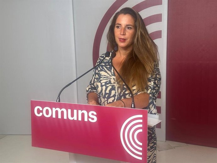 La coordinadora de los Comuns, Candela López, en rueda de prensa este lunes en la sede del partido