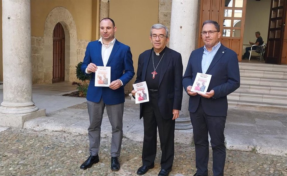 El arzobispo de Valladolid, Luis Argüello; el delegado episcopal de Cáritas Diocesana, José Colinas, y el director de Cáritas Diocesana en Valladolid, Guenther Eduardo Boelhoff, presentan la memoria institucional de 2024