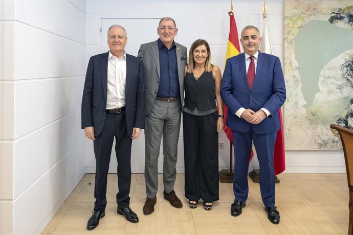 La presidenta de Cantabria, María José Sáenz de Buruaga, y los consejeros de Industria, Eduardo Arasti, y de Fomento, Roberto Media, se reúnen con el exdirector  general de Solvay en España, Jorge de Oliveira.