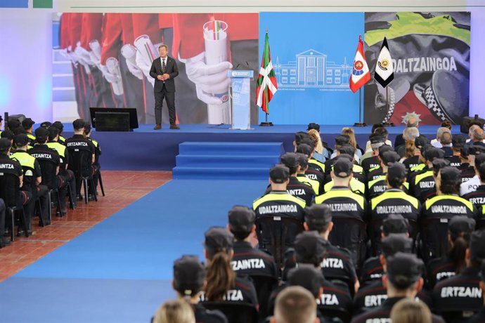 El consejero de Seguridad, Bingen Zupiria, acompañado por la directora de la Academia Vasca de Policía y Emergencias, Miren Dobaran, y el viceconsejero de Seguridad, Ricardo Ituarte, ha dado la bienvenida a las y los 359 agentes