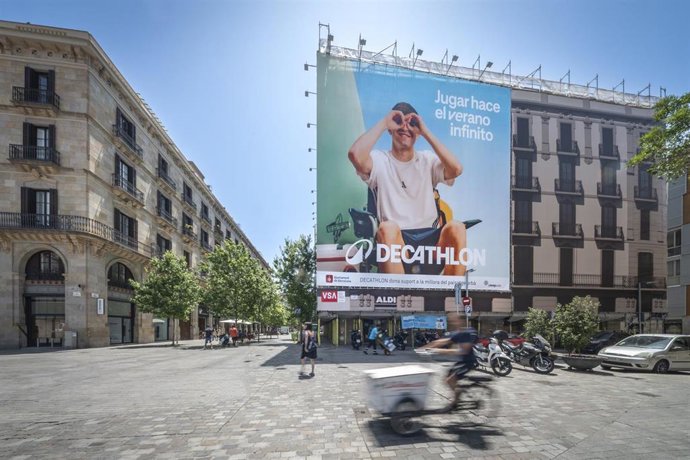 Lona de Decathlon con Pedri como imagen de la campaña 'Verano Infinito'