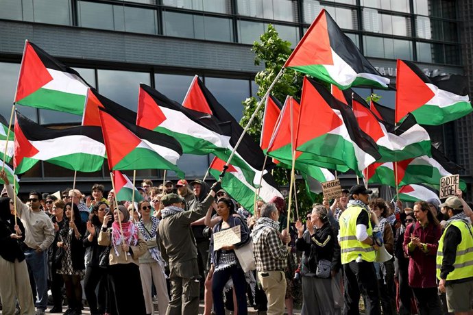 10 de junho de 2025, Finlândia, Helsinque: Os participantes agitam bandeiras palestinas durante uma manifestação com a Freedom Flotilla Coalition para exigir a libertação do navio de ajuda Madleen e o fim do bloqueio de Gaza, em frente à Embaixada de Isra