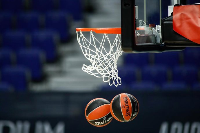 Archivo - Ilustración de balón de baloncesto en el partido de Euroliga entre el Real Madrid y el Valencia Basket.