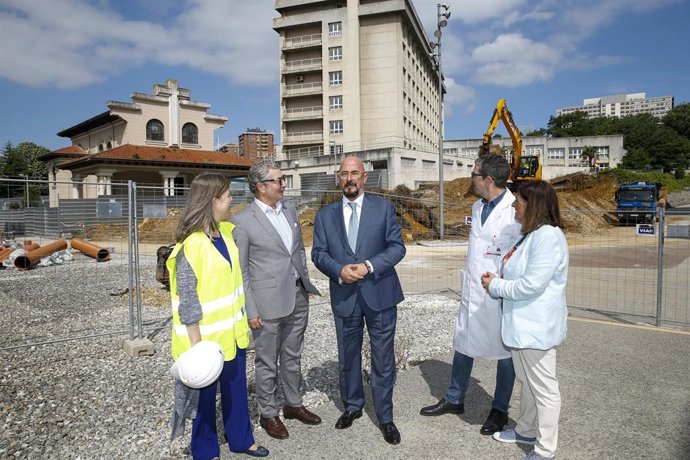El consejero de Salud, César Pascual, visitas las obras de la Unidad de Protonterapia de Valdecilla