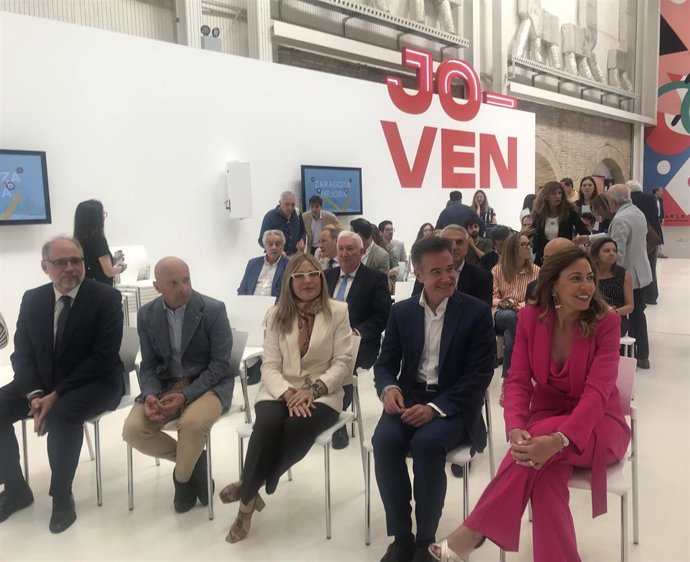 La alcaldesa de Zaragoza, Natalia Chueca, con su equipo de gobierno para hacer balance de la mitad del mandato