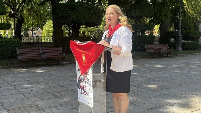 La alcaldesa de Burgos presenta los pañuelos de fiestas en el Espolón.