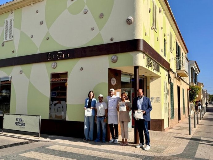 La consellera insular de Cultura y Patrimonio, Antònia Roca, visita uno de los subvencionados en la anterior convocatoria.