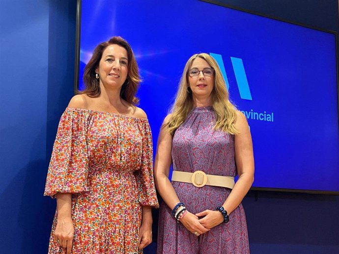 La vicepresidenta de Ciudadanía de la Diputación de Málaga, Antonia Ledesma, junto a María Lafuente, delegada de OCU en Málaga.