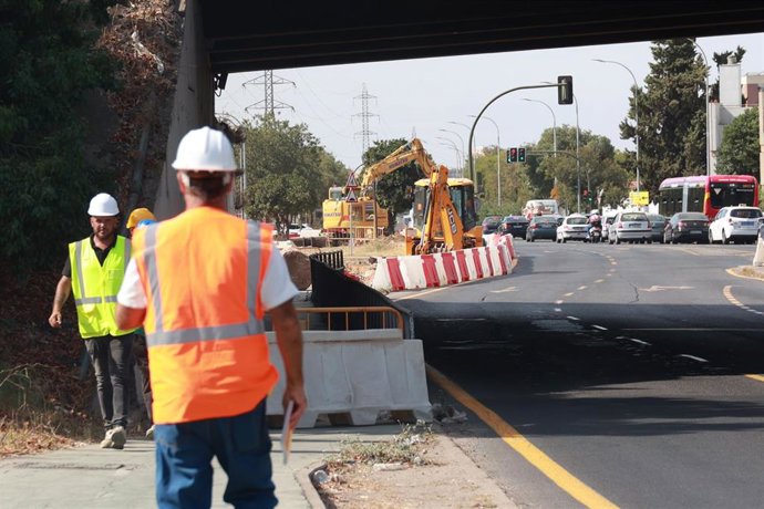 Archivo - Corte de tráfico en Montes Sierra y Luis Uruñuela por la obra del tranvibús de Sevilla Este en foto de archivo.