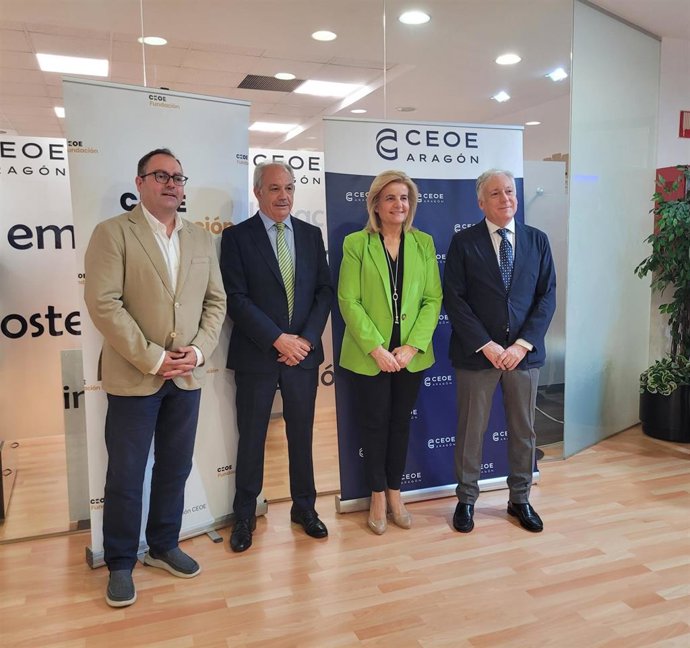 El drector general de INCIBE Félix Barrio, el presidente de CEOE Aragón, Miguel Marzo, la presidenta de la Fundación CEOE, Fátima Báñez ;  y el consejero de Fomento Octavio López