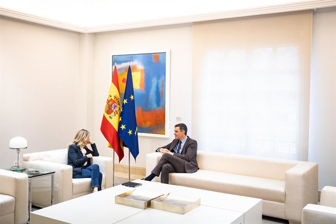 Archivo - El presidente del Gobiernu, Pedro Sánchez y la vicepresidenta segunda y ministra de Trabayu, Yolanda Díaz.  