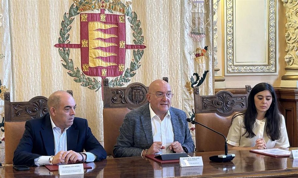 El alcalde de Valadolid, Jesús Julio Carnero, junto al presidente de ATA, Lorenzo Amor, y la presidenta de ATA en Castilla y León.