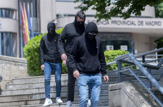 Tres de los acusados del juicio contra los ultras del Frente Atlético por colgar un muñeco ahorcado de un puente, salen de la Audiencia Provincial de Madrid, tapados y de negro, a 19 de mayo de 2025, en Madrid (España). La Fiscalía de Madrid solicita cuat