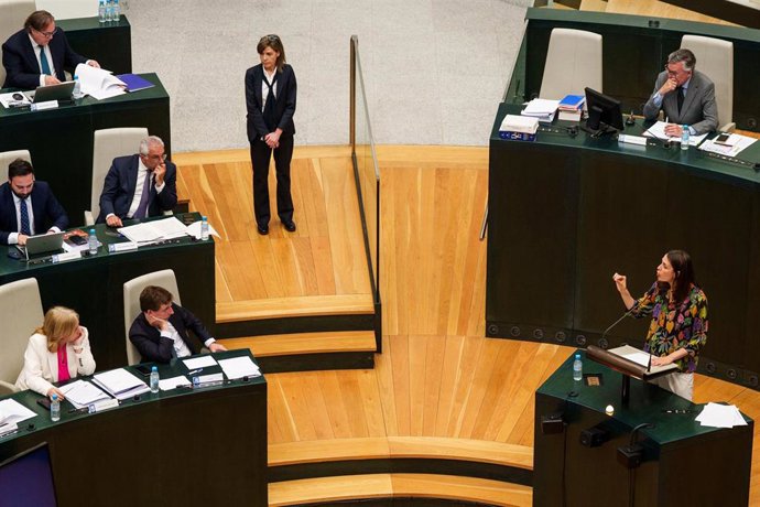 El alcalde de Madrid, José Luis Martínez-Almeida (i) y la portavoz de Más Madrid en el Ayuntamiento, Rita Maestre (d), interviene durante un pleno en el Ayuntamiento de Madrid
