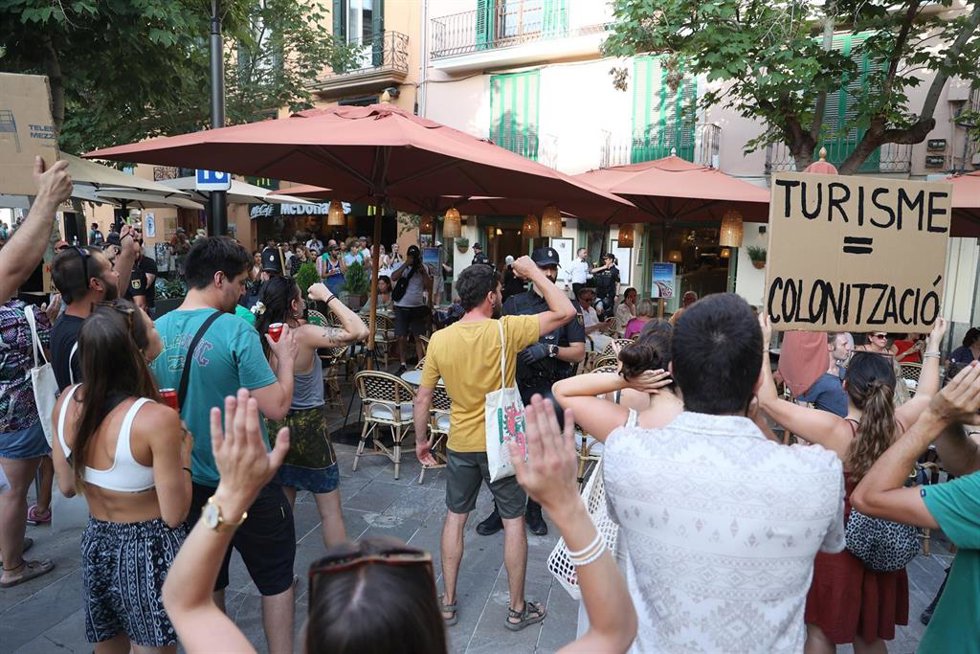 Varias personas increpan a los turistas en los bares durante una manifestación por la vivienda, a 15 de junio de 2025, en Palma de Mallorca, Mallorca, Baleares (España). 