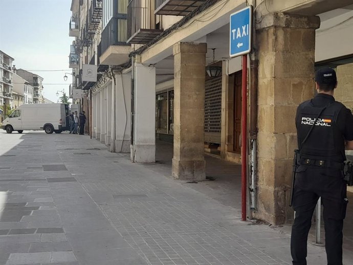 Un agente de la Policía Nacional vigila la calle Corredera de San Fernando mientras los Tedax inspeccionan el lugar.