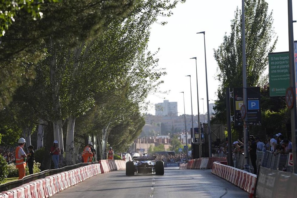 Carlos Sainz en una exhibición en el futuro circuito de F1 en Madrid