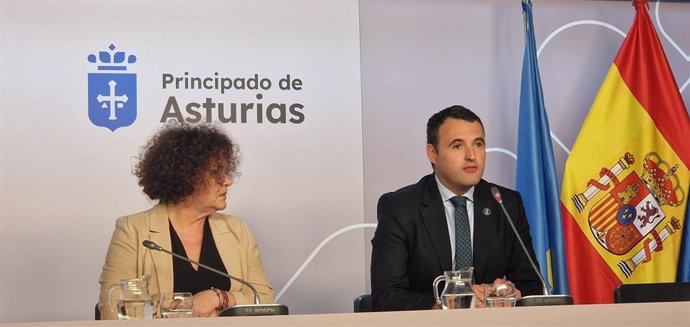 La consejera Marta del Arco y el portavoz del Gobierno, Guillermo Peláez.