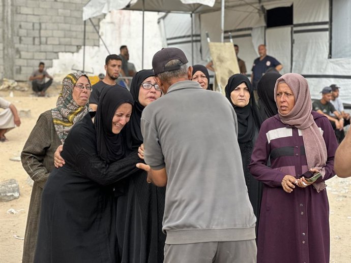 16 de junho de 2025, Khan Younis, Faixa de Gaza, Território Palestino: Os palestinos lamentam a perda de seus entes queridos mortos no Hospital Nasser depois que soldados israelenses abriram fogo contra palestinos que tentavam chegar aos pontos onde a aju