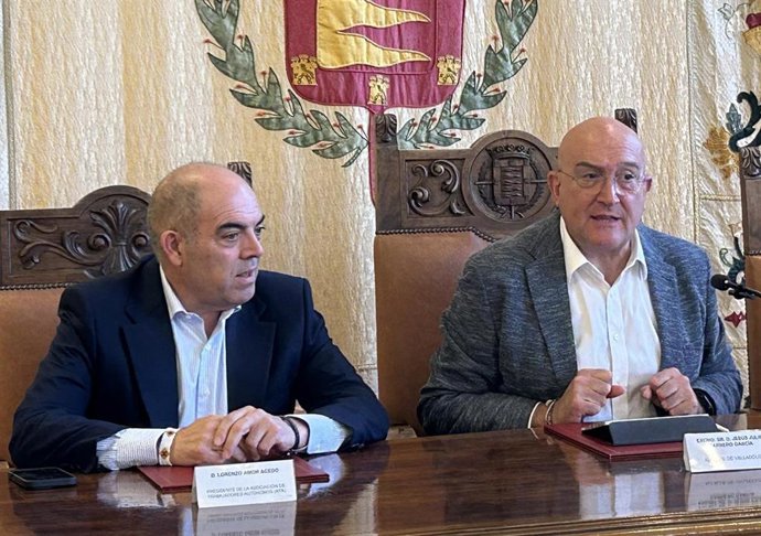 El presidente de la Asociación de Trabajadores Autónomos (ATA), Lorenzo Amor, junto al alcalde de Valladolid.