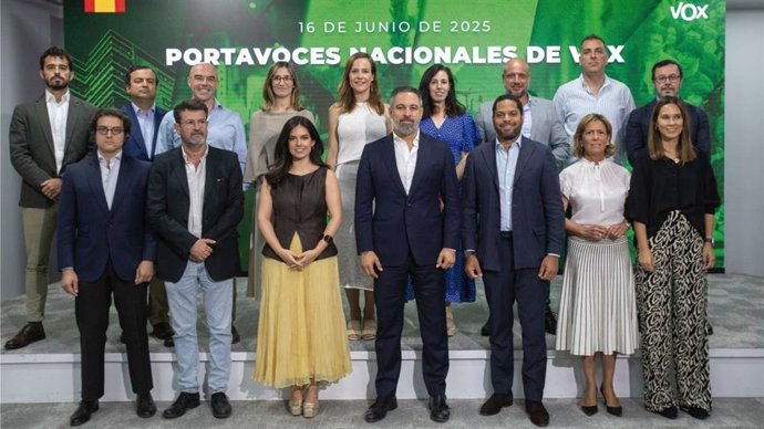 Santiago Abascal, rodeado de los portavoces nacionales de Vox