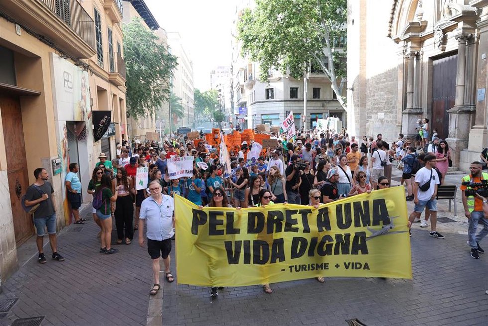 Varias personas durante la manifestación.