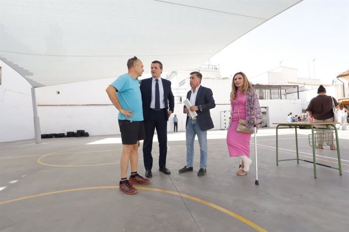 El alcalde de Córdoba, José María Bellido, y los delegados de Infraestructuras, Miguel Ruiz Madruga, y Educación, Narci Ruiz, visitan un colegio por la instalación de toldos.