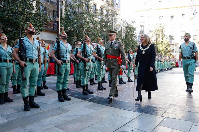 Archivo - La alcaldesa de la ciudad, Marifrán Carazo, pasa revista ante La Legión durante la celebración del día de la Toma, el pasado 2024