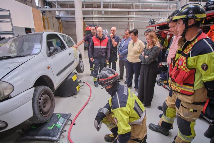 Archivo - La presidenta del Cabildo de Tenerife, Rosa Dávila, en una visita al Consorcio de Bomberos