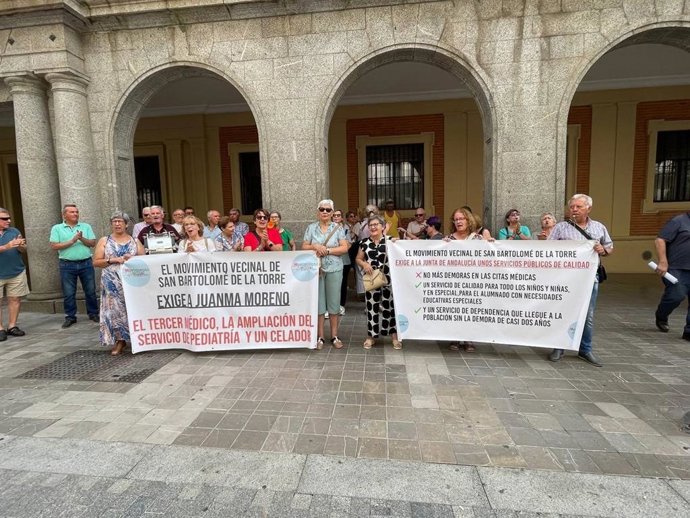 Concentración de vecinos de San Bartolomé de la Torre (Huelva) a las puertas de la Delegación de Salud.