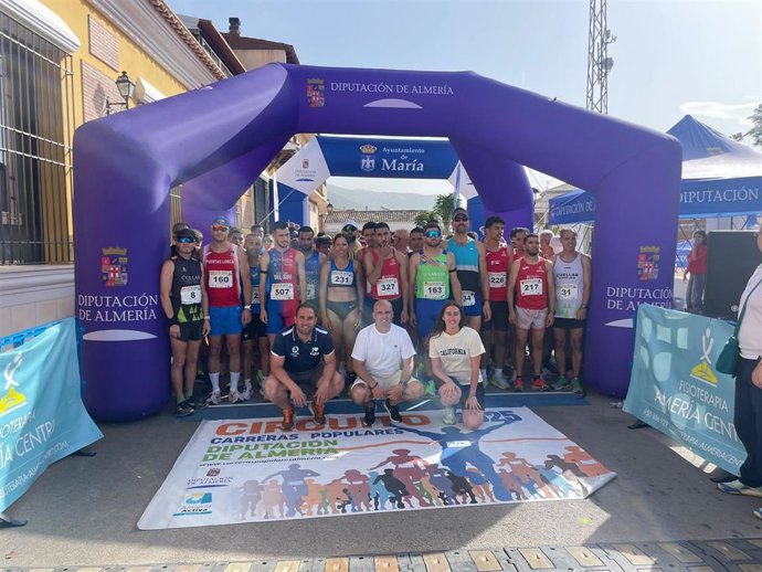 Participantes de la prueba absoluta del Circuito de Carreras Populares de la Diputación en María (Almería).