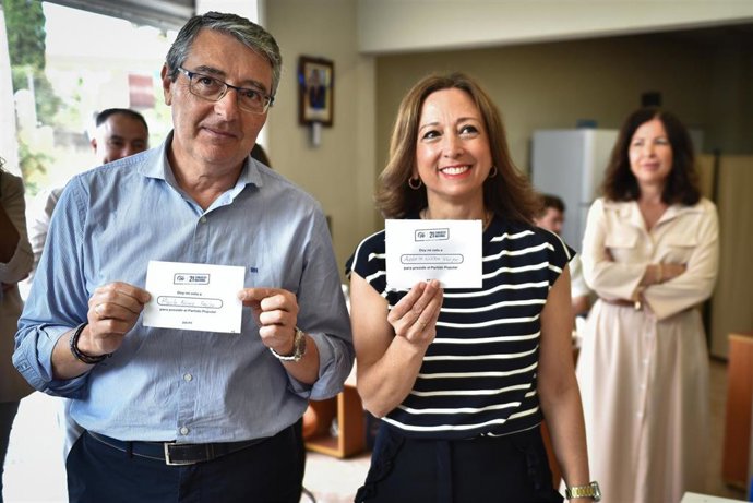 La presidenta del PP de Málaga, Patricia Navarro, y el vicepresidente, Francisco Salado, muestran su apoyo  a la candidatura de Alberto Núñez Feijóo para revadilar el liderazgo de la formación en las asambleas que se están celebrando por toda España.